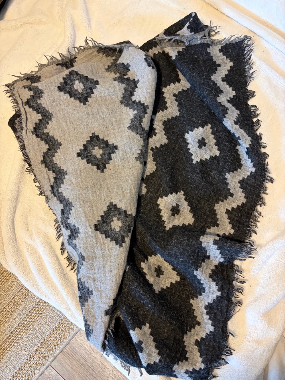 Aritzia Wilfred Diamond Mosaic Wool Blanket Scarf Reversible